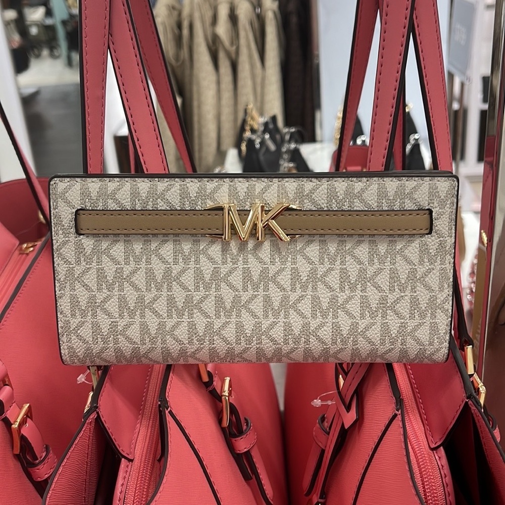 MICHAEL KORS
Reed Large Snap Signature Wallet
Style: 35S3G6RE3B
Camel Multi 
NWT - Picture 3 of 16